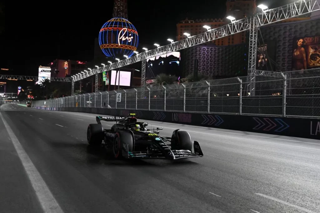 Lewis Hamilton sul circuito di Las Vegas