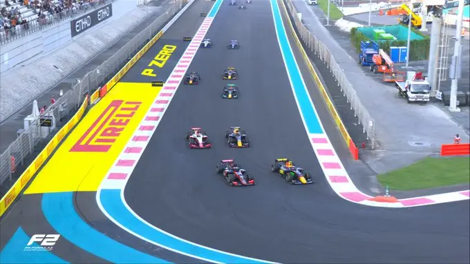 Primo giro della sprint race di formula 2 sul circuito di Yas Marina