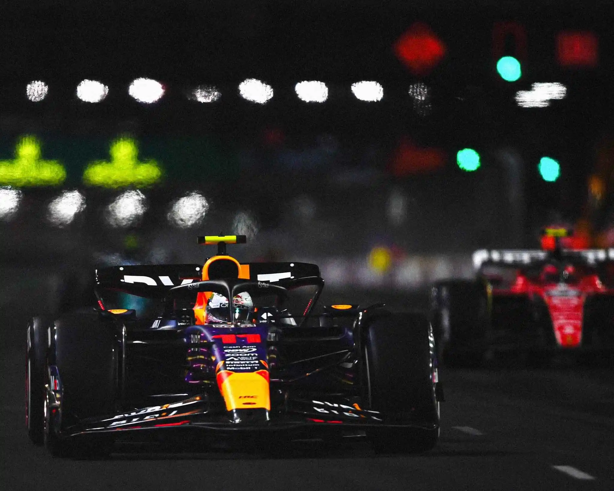 Carlos Sainz rincorre Sergio Perez durante la gara di Las Vegas