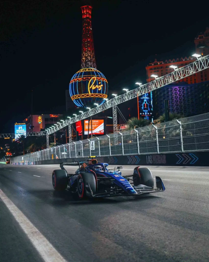 Logan Sargeant sulla sua Williams durante le fp3 di Las Vegas