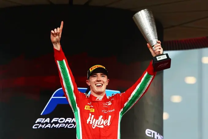 Vesto festeggia la vittoria della Sprint di Formula 2 ad Abu Dhabi