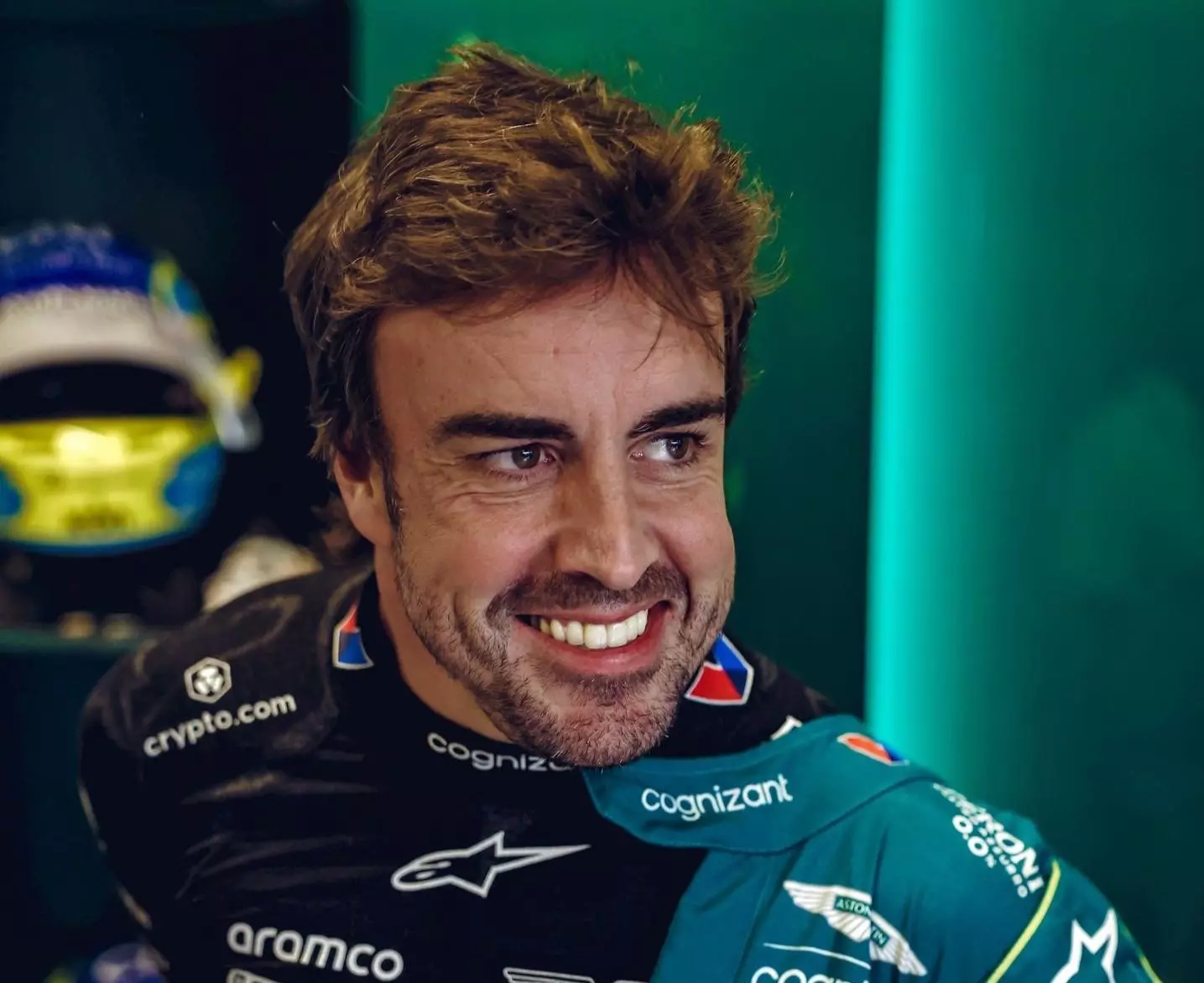 Fernando Alonso si prepara prima di scendere in pista per le libere di Abu Dhabi
