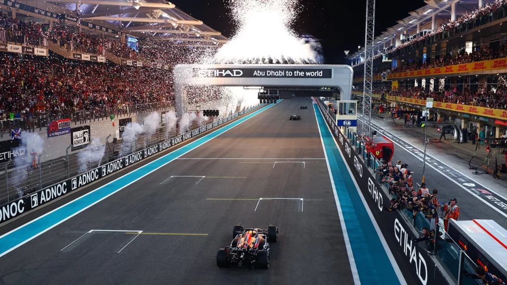 Verstappen transita sul traguardo e vince il GP di Abu Dhabi 2023