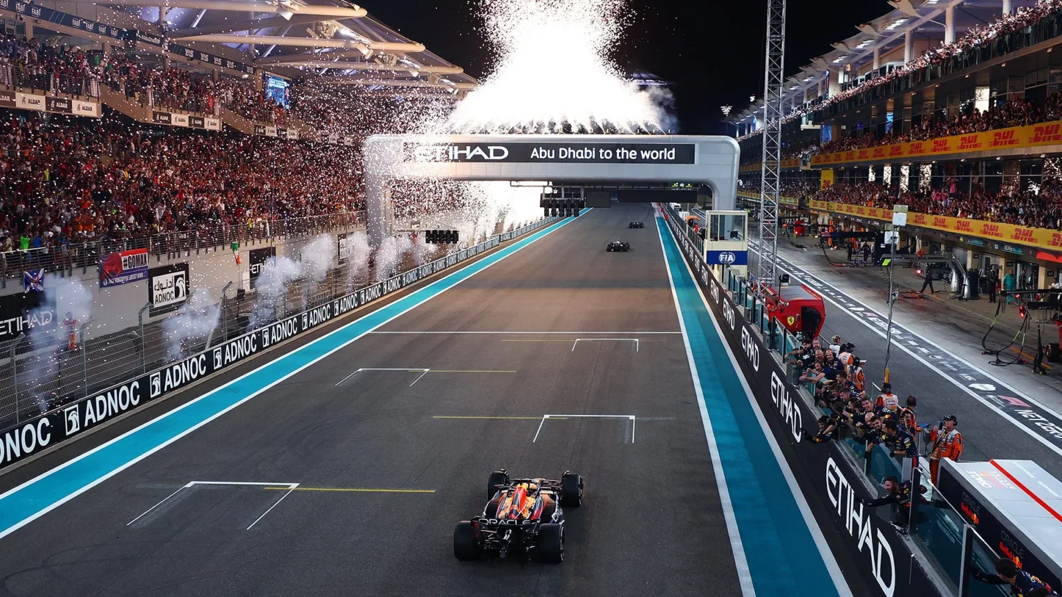 Pagelle di fine anno: tutti i voti ai piloti 2023 Verstappen transita sul traguardo e vince il GP di Abu Dhabi 2023
