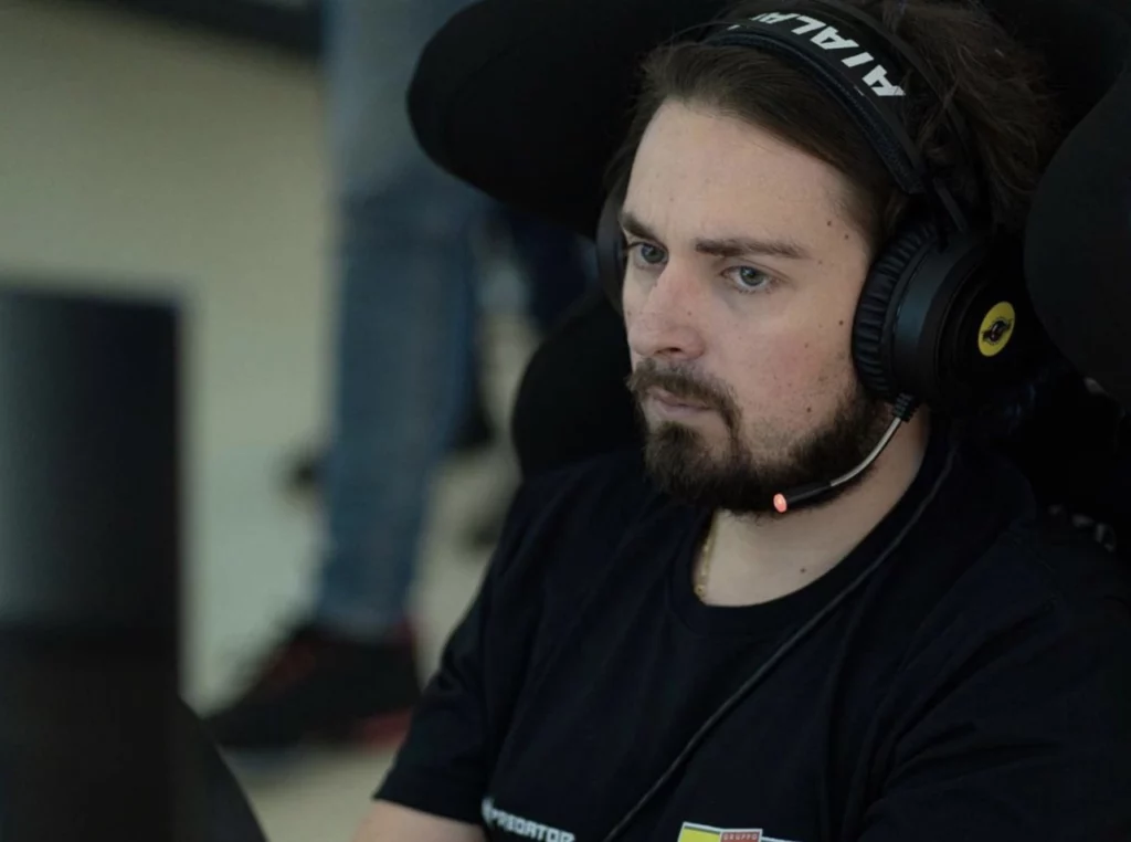 Amos Laurito dà vita a Tatum, un team Esports per guidare i giovani talenti verso l’eccellenza Amos Laurito impegnato alla guida su un simulatore