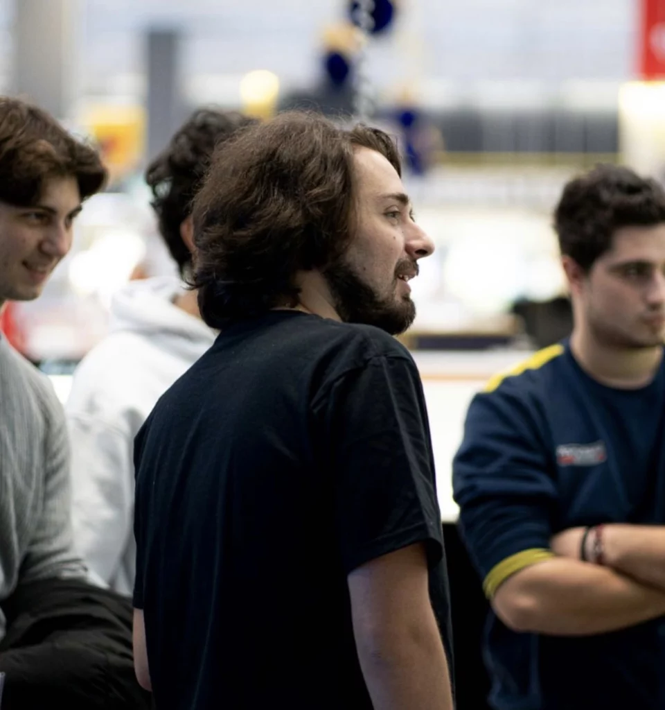 Amos in un incontro con diversi ragazzi