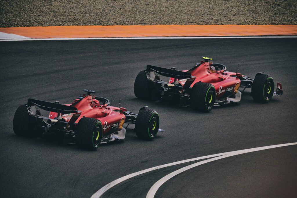 le due Ferrari SF-23 in parata sotto la pioggia di Zandvoort