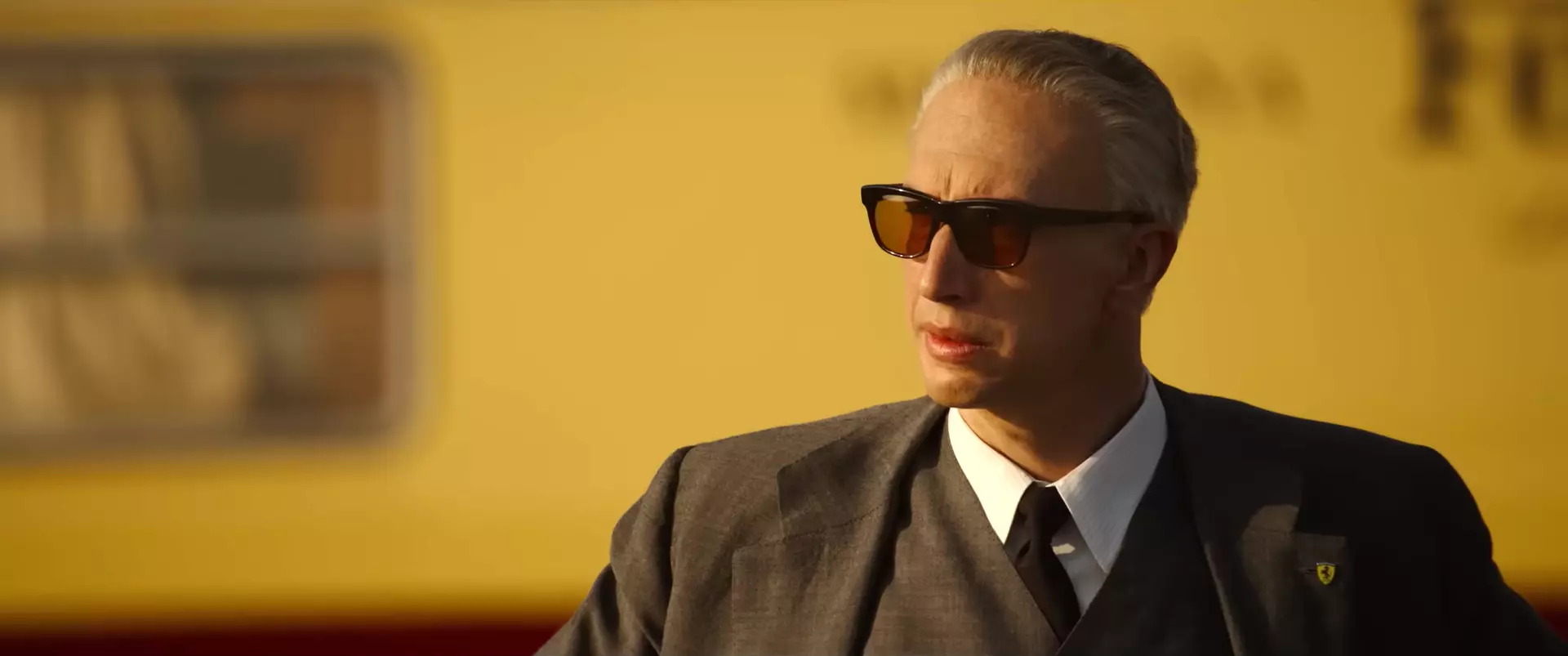 Adam Driver interpreta Enzo Ferrari nel film "Ferrari"