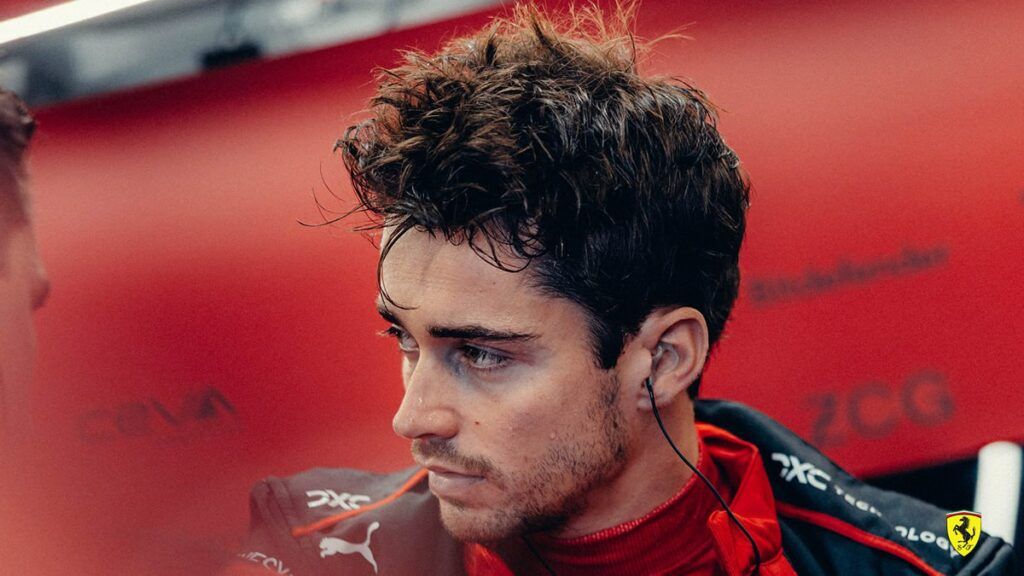 Charles Leclerc appena sceso dalla macchina al box della Ferrari