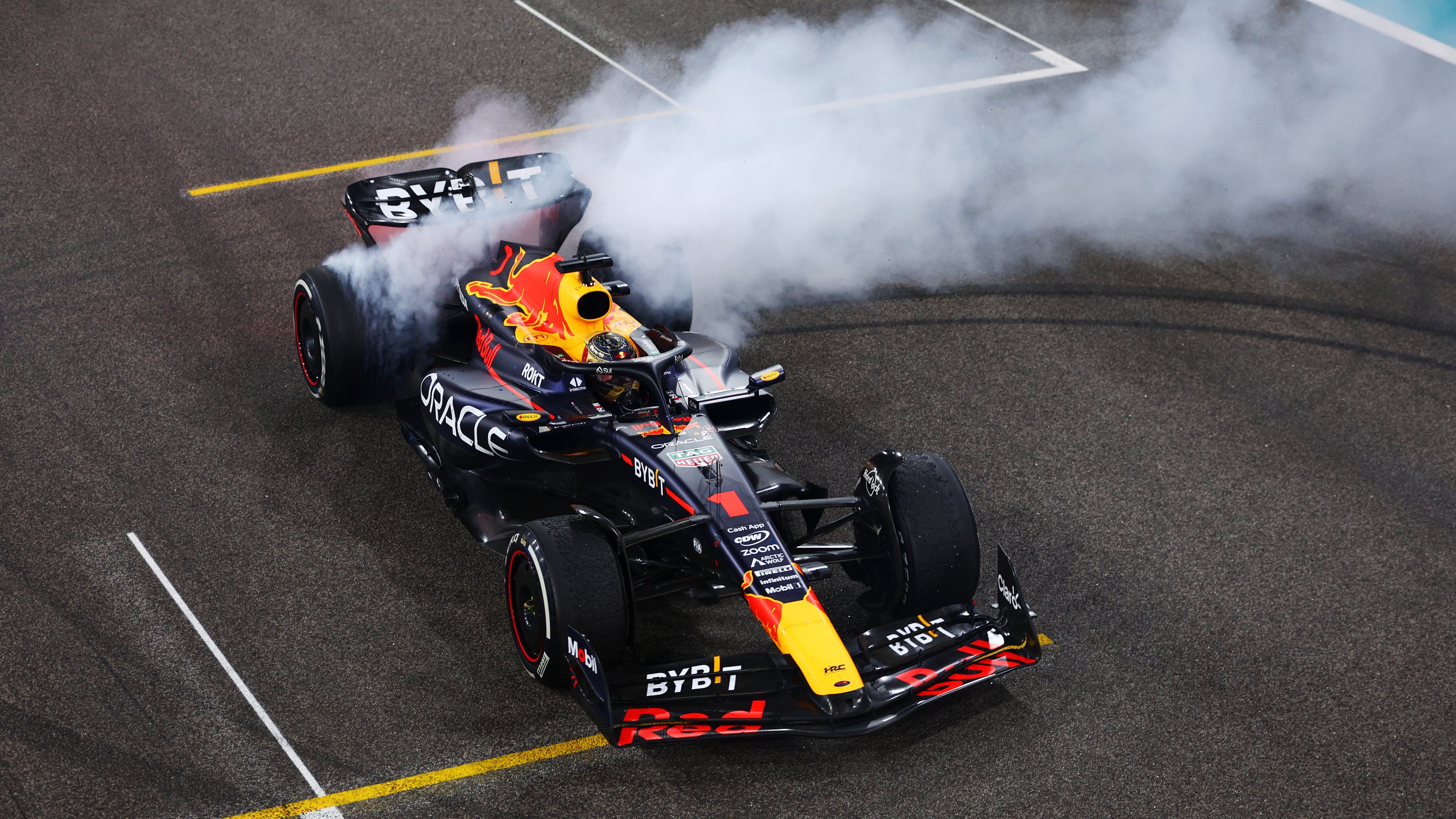 Max Verstappen festeggia la fine della stagione che lo ha consacrato tre volte campione del mondo ad Abu Dhabi