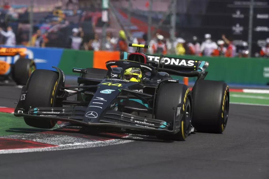 Lewis Hamilton in pista durante il GP del Messico