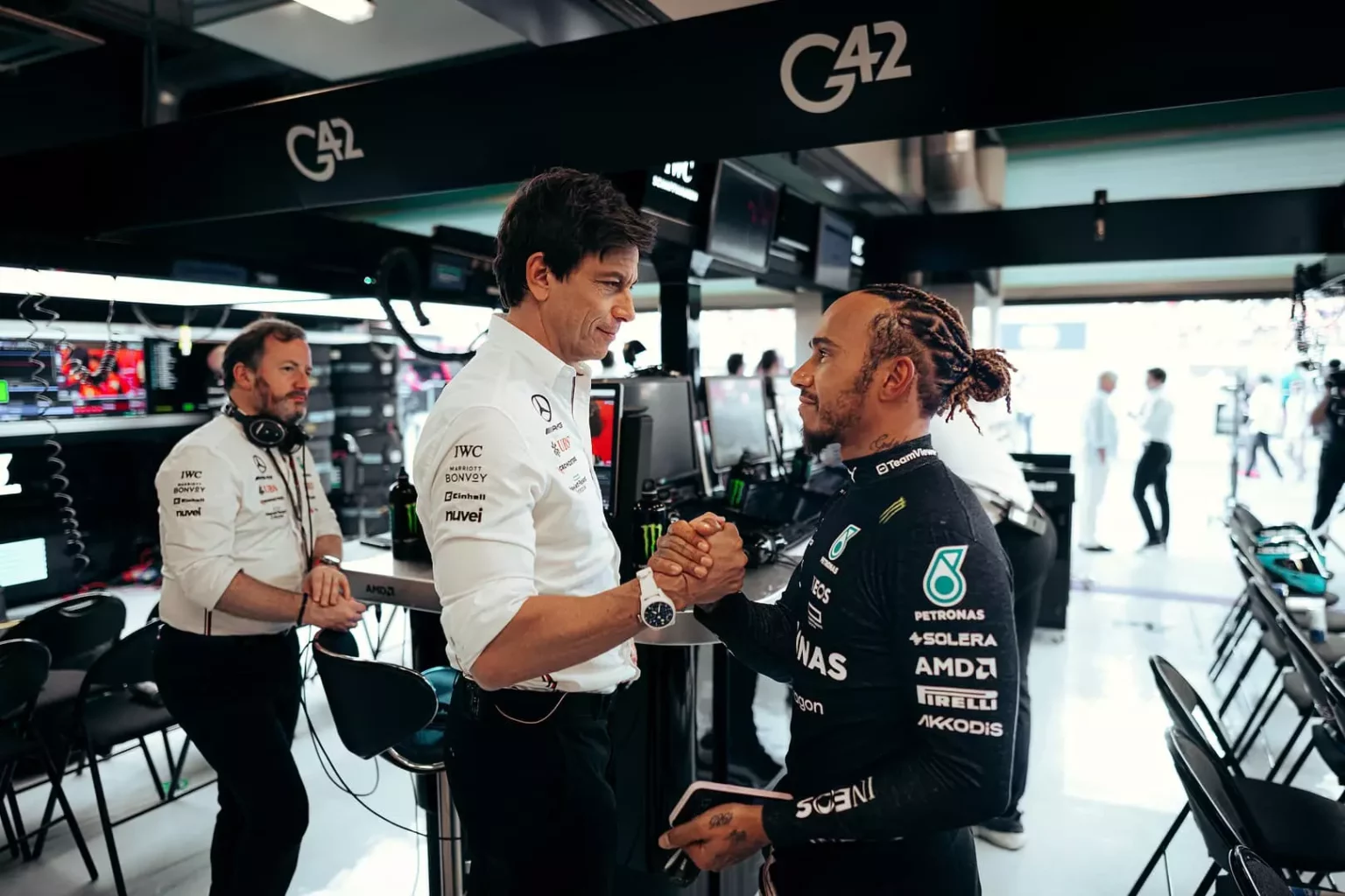 Mercedes fornirà i motori alla Williams fino al 2030: l’annuncio Toto Wolff e Lewis Hamilton ai box pima delle qualifiche del GP d'Abu Dhabi