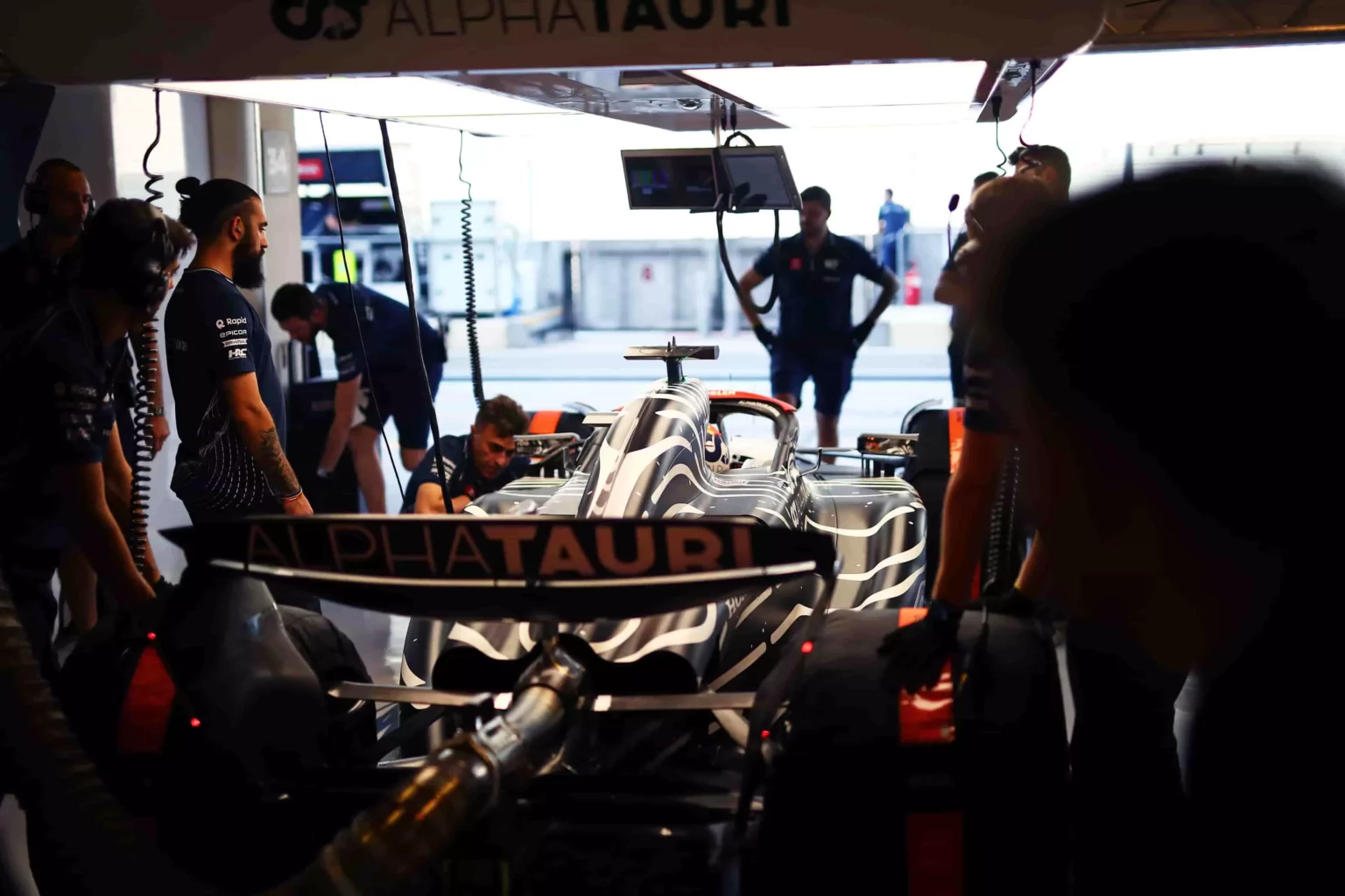 L'AlphaTauri ai box durante i test di Abu Dhabi