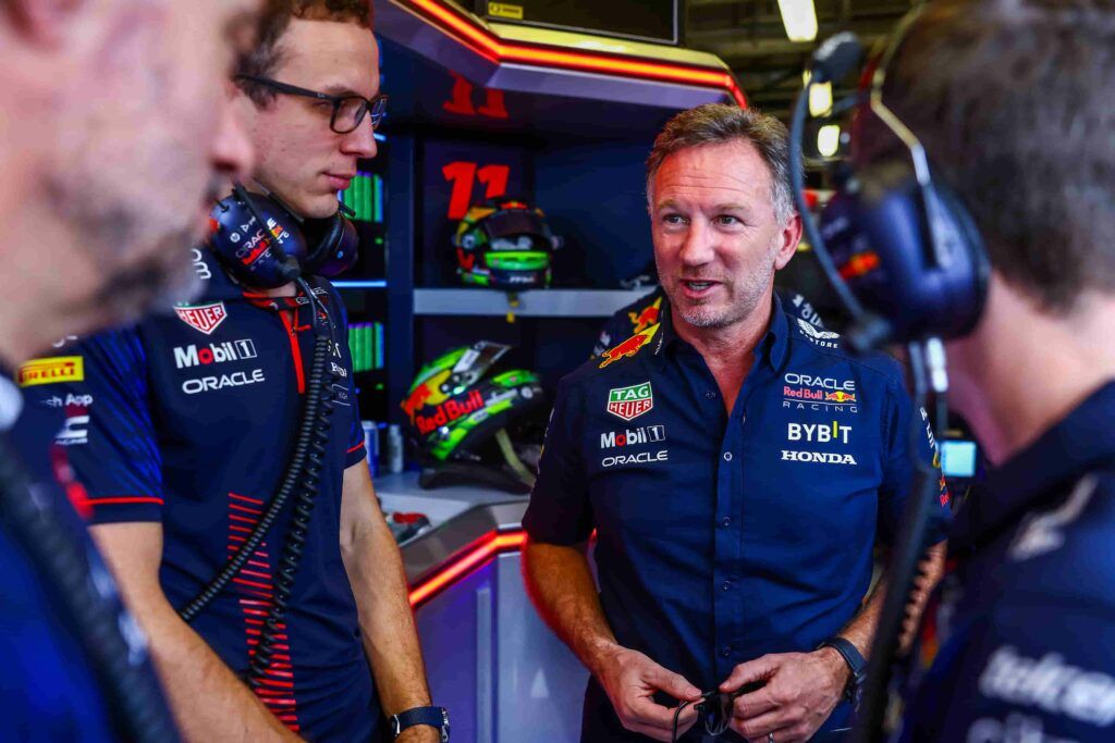 Il team principal della Red Bull Christian Horner nel box con i suoi ingegneri