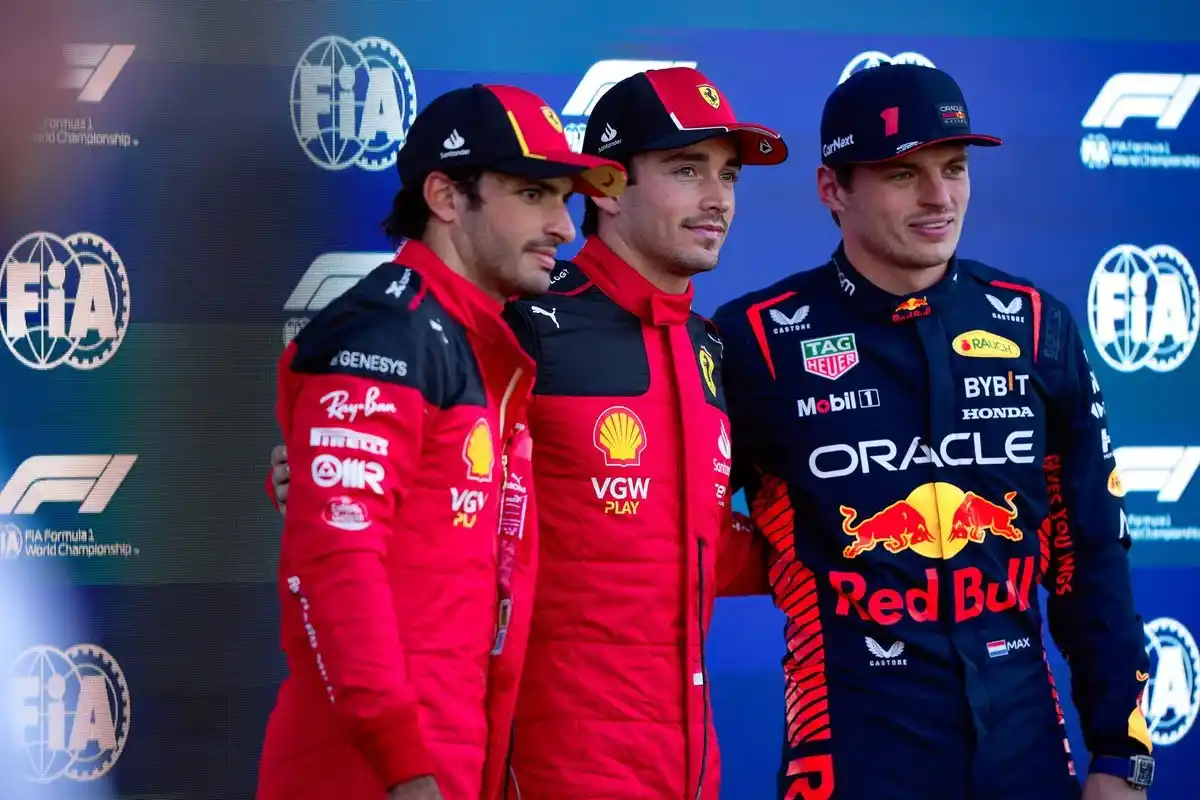 Leclerc e Sainz si mettono in posa per la foto di rito dei migliori tre con Max Verstappen