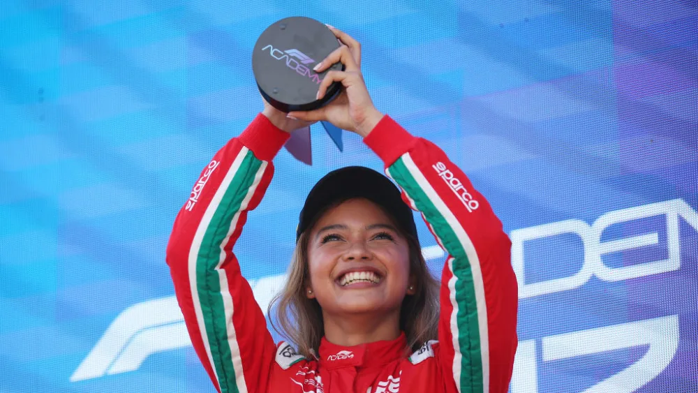 Bianca sul podio dopo la vittoria a Monza 