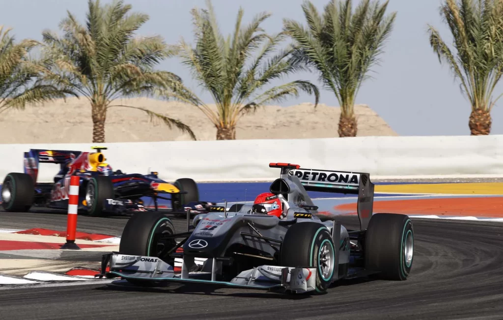 Michael Schumacher davanti a Mark Webber su un tratto di pista del circuito del Bahrain.