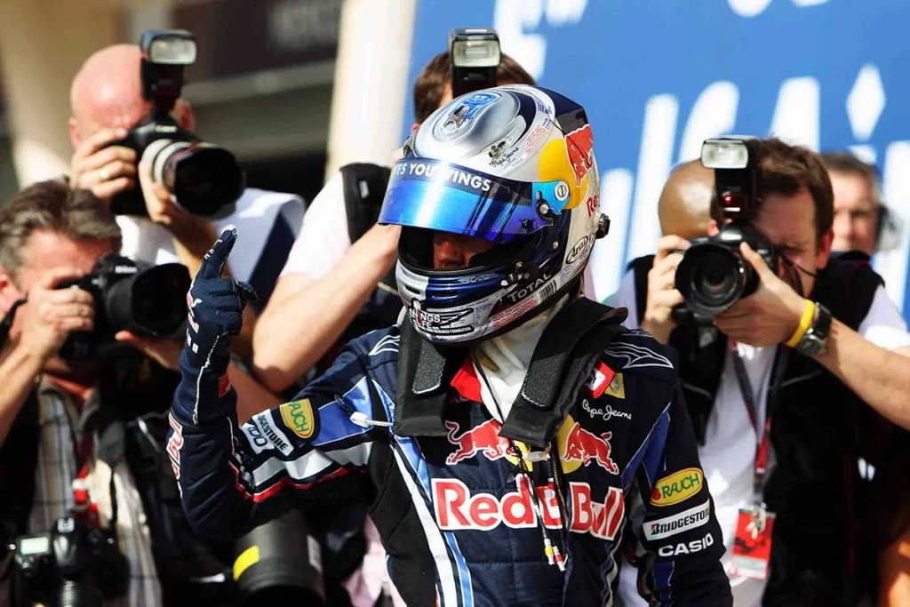 Sebastian Vettel celebra la pole position in parco chiuso al Gran Premio del Bahrain 2010