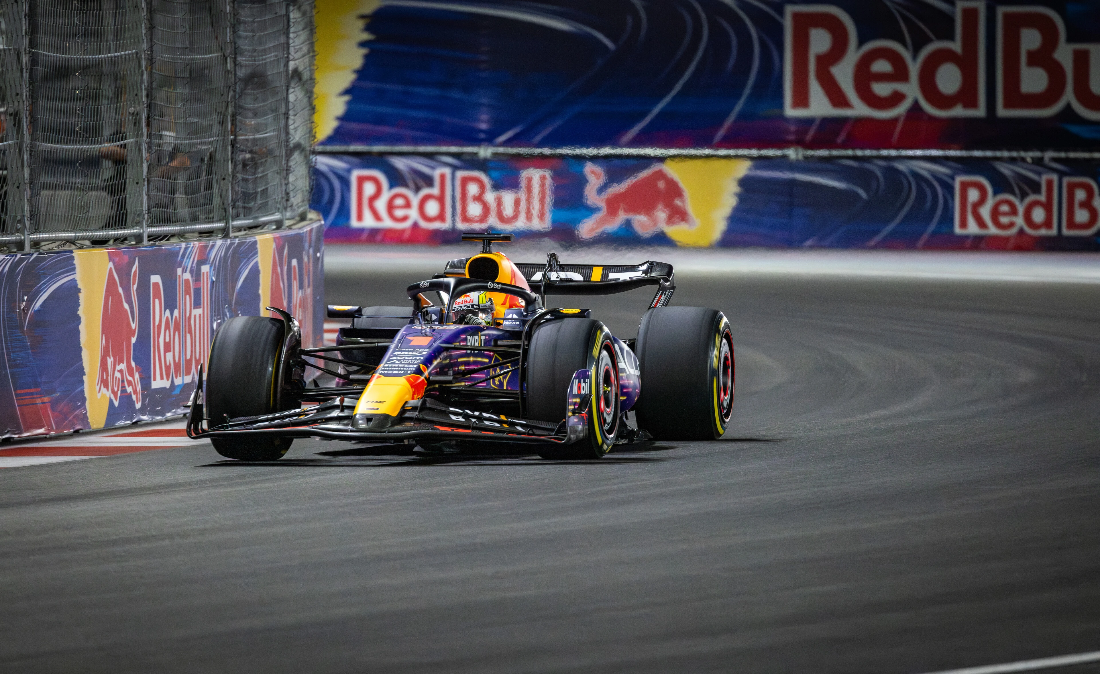 Verstappen in azione durante il GP di Las Vegas