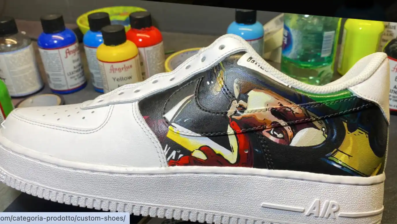 Un paio di sneakers personalizzate da Passocorto