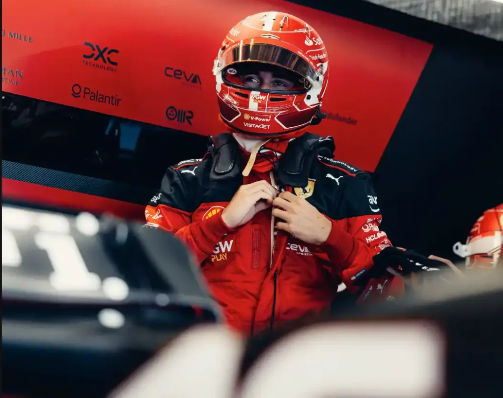 Charles Leclerc in procinto di entrare in macchina 