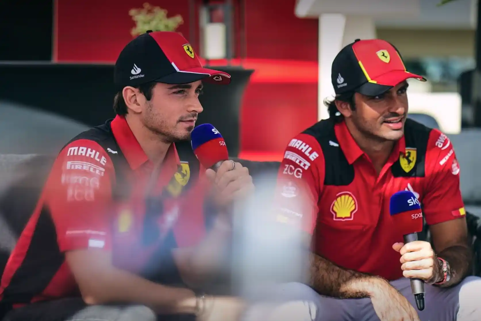 Leclerc e Sainz durante il weekend ad Abu Dhabi fanno un'intervista