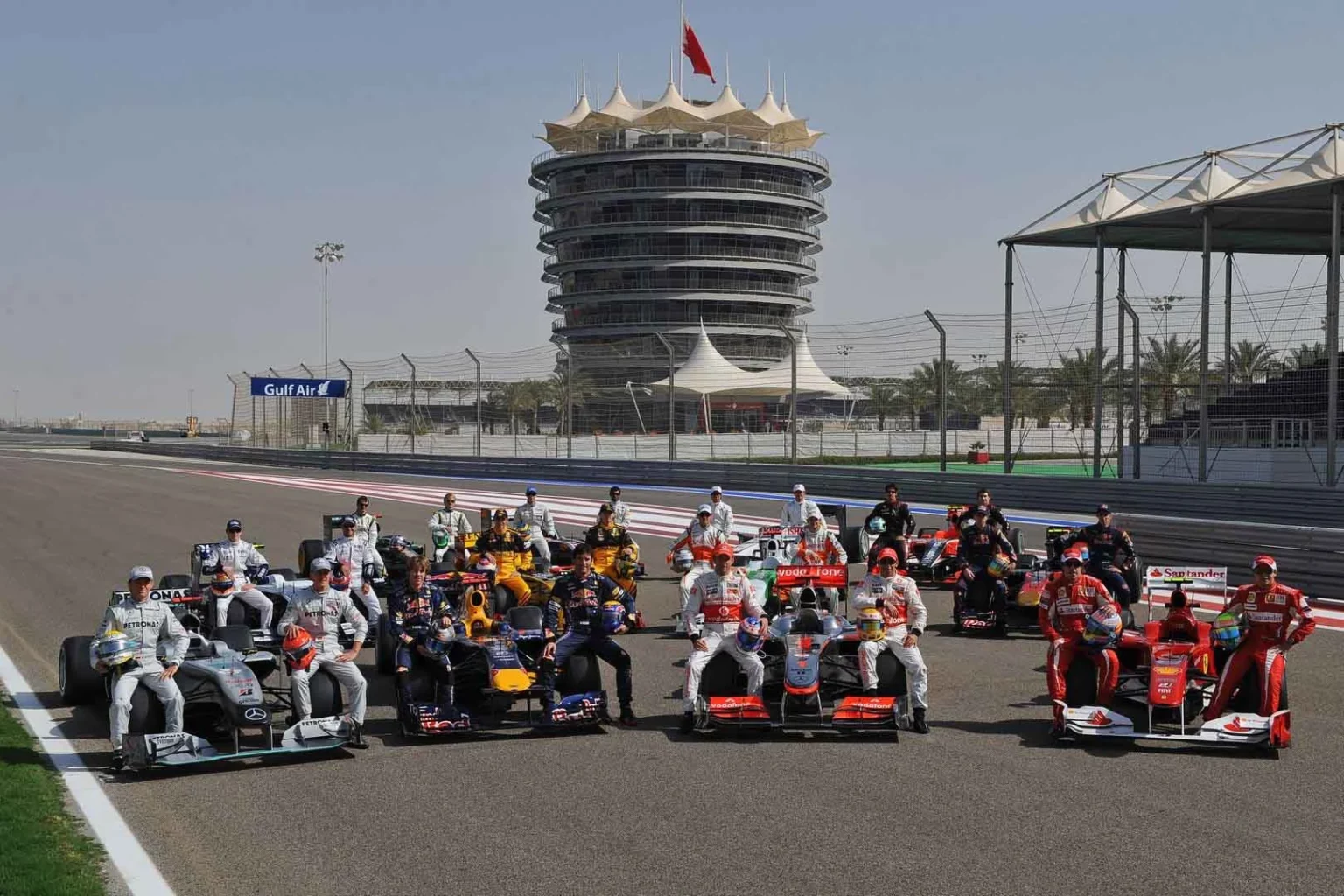 Le 10 squadre che prendono parte al campionato di Formula 1 2010 schierate in pista in Bahrain per la foto di rito.