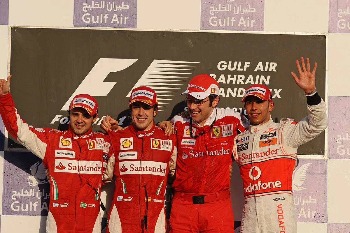 Fernando Alonso, Felipe Massa, Lewis Hamilton e Stefano Domenicali sul podio del gran premio del Bahrain 2010