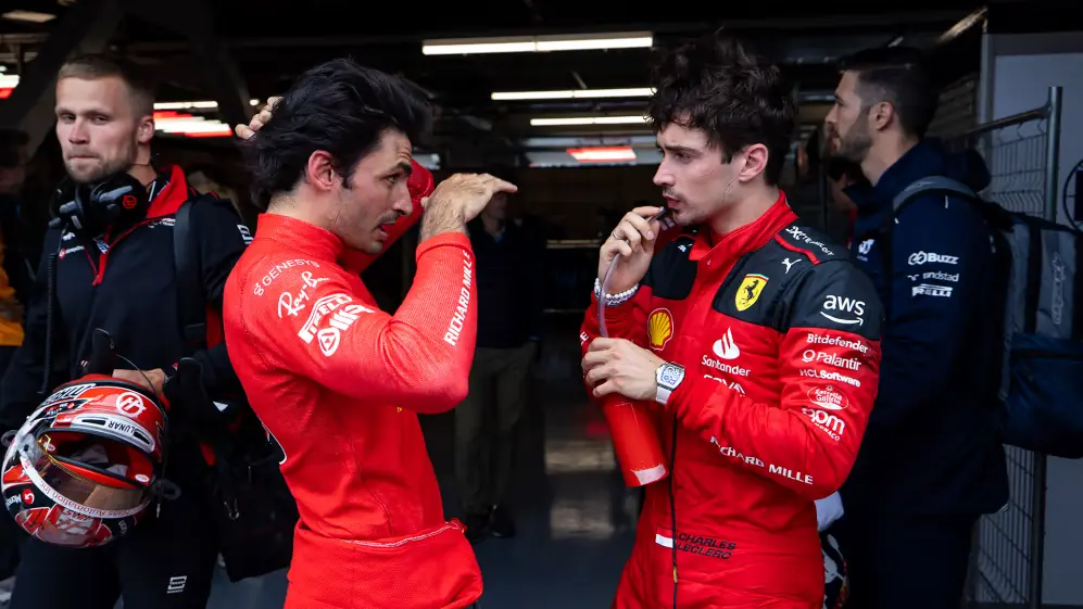 Leclerc e Sainz discutono nei box