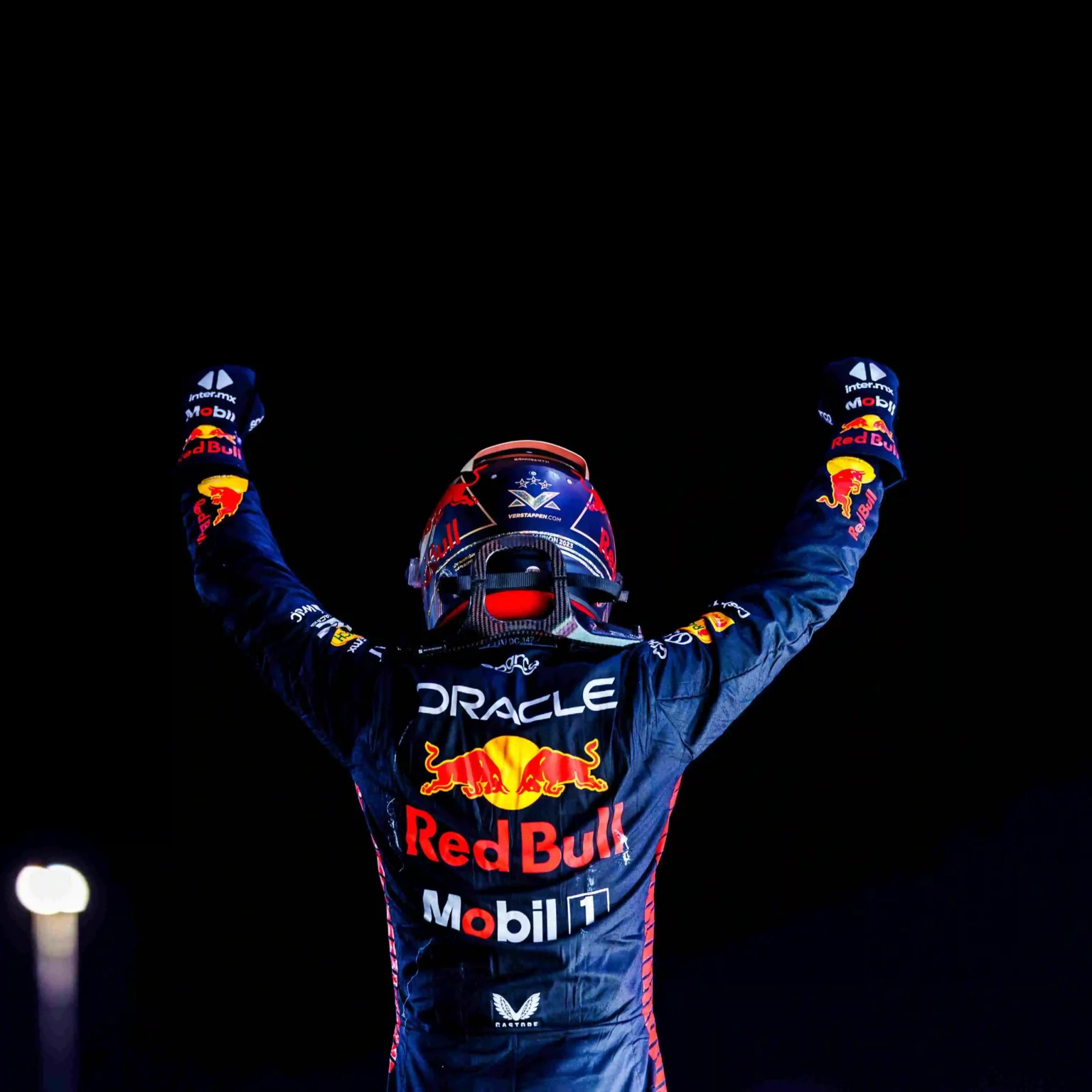 Max Verstappen festeggia la vittoria sulla sua RB19