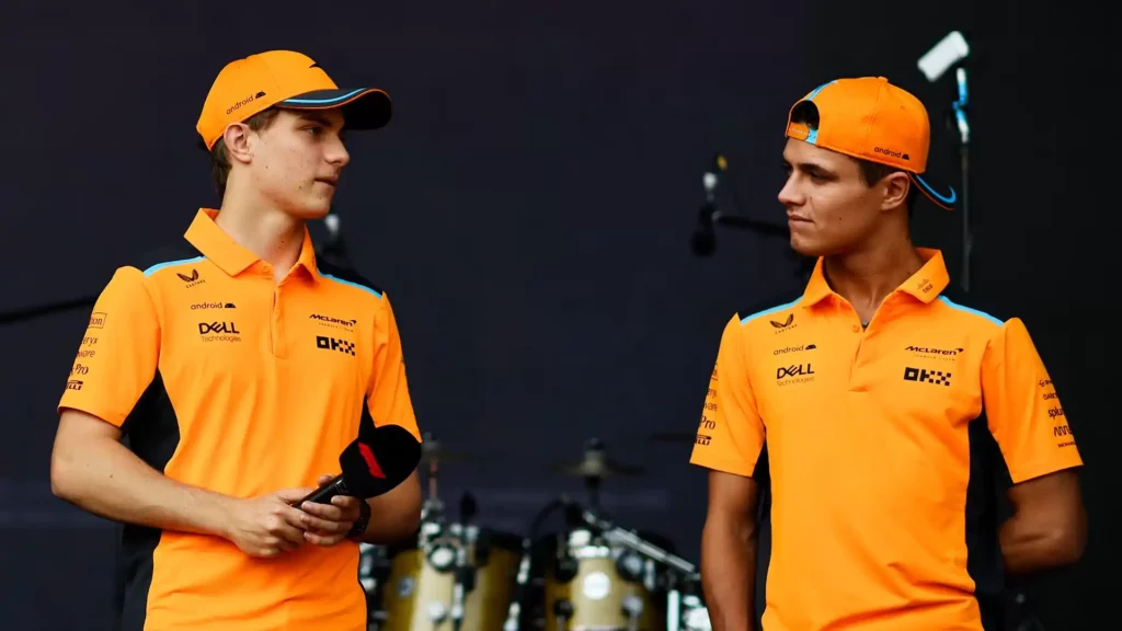 Lando Norris e Oscar Piastri discutono a Singapore