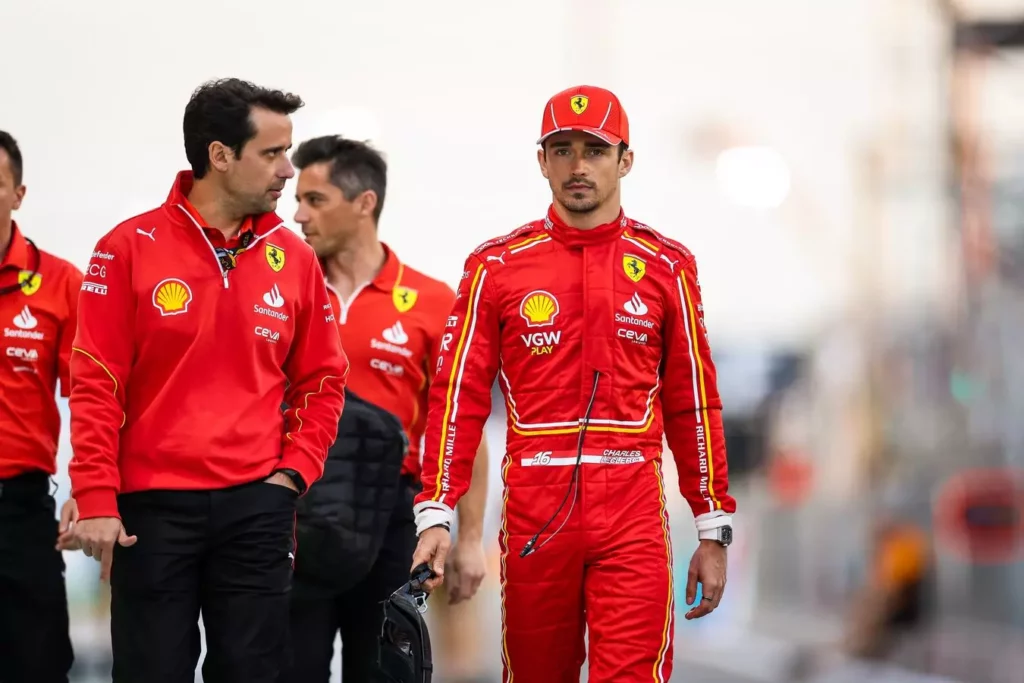 Charles Leclerc con i suoi ingegneri durante il GP del Bahrain