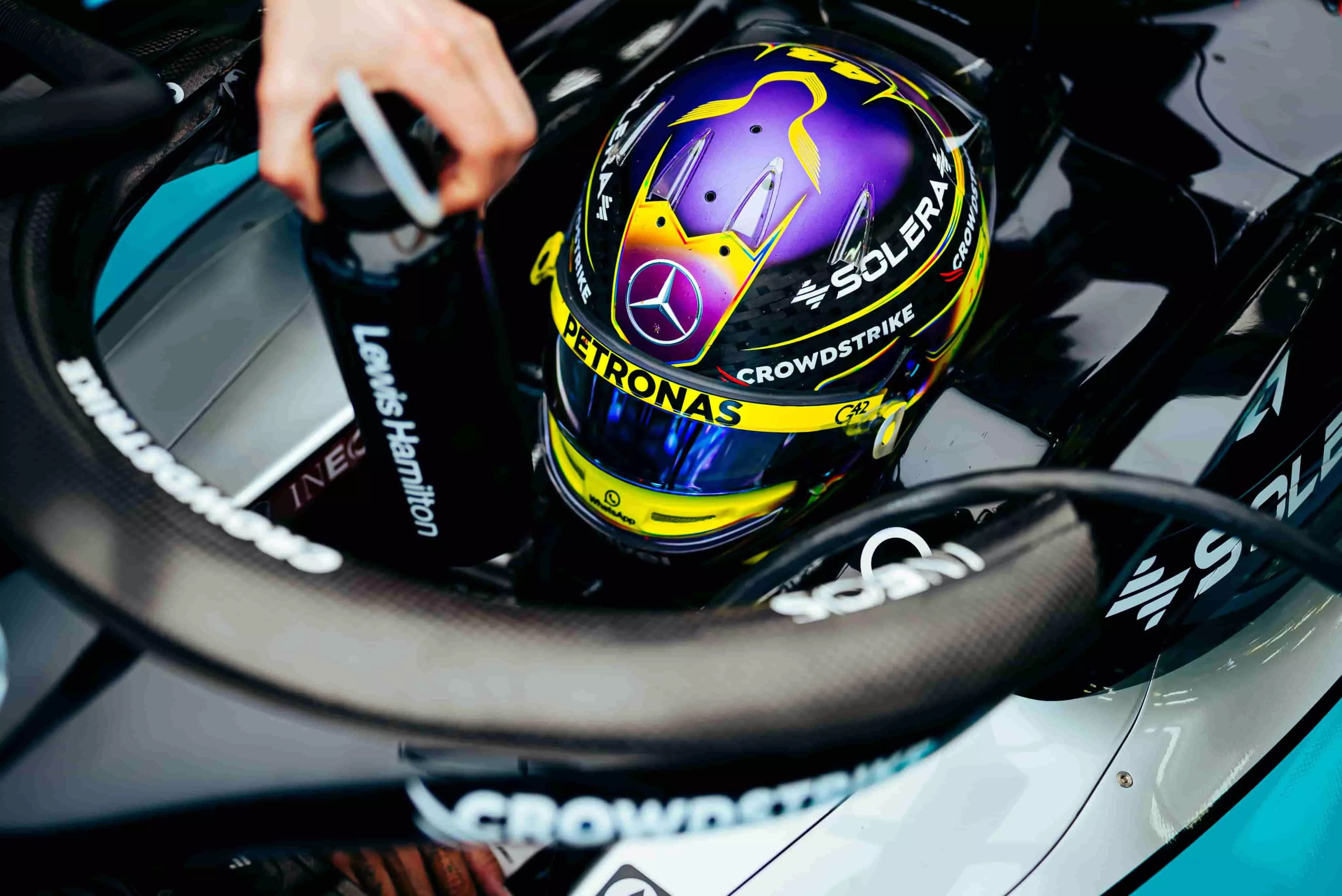 Lewis Hamilton ai box durante i test in Bahrain