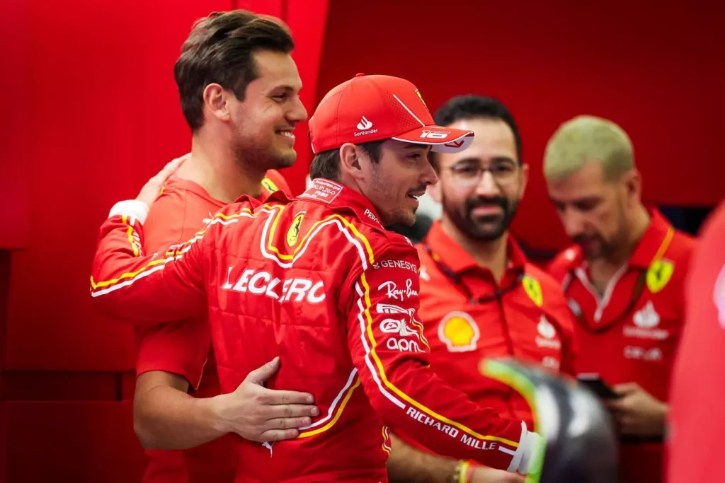 Charles Leclerc nel box durante la vigilia del GP del Bahrain
