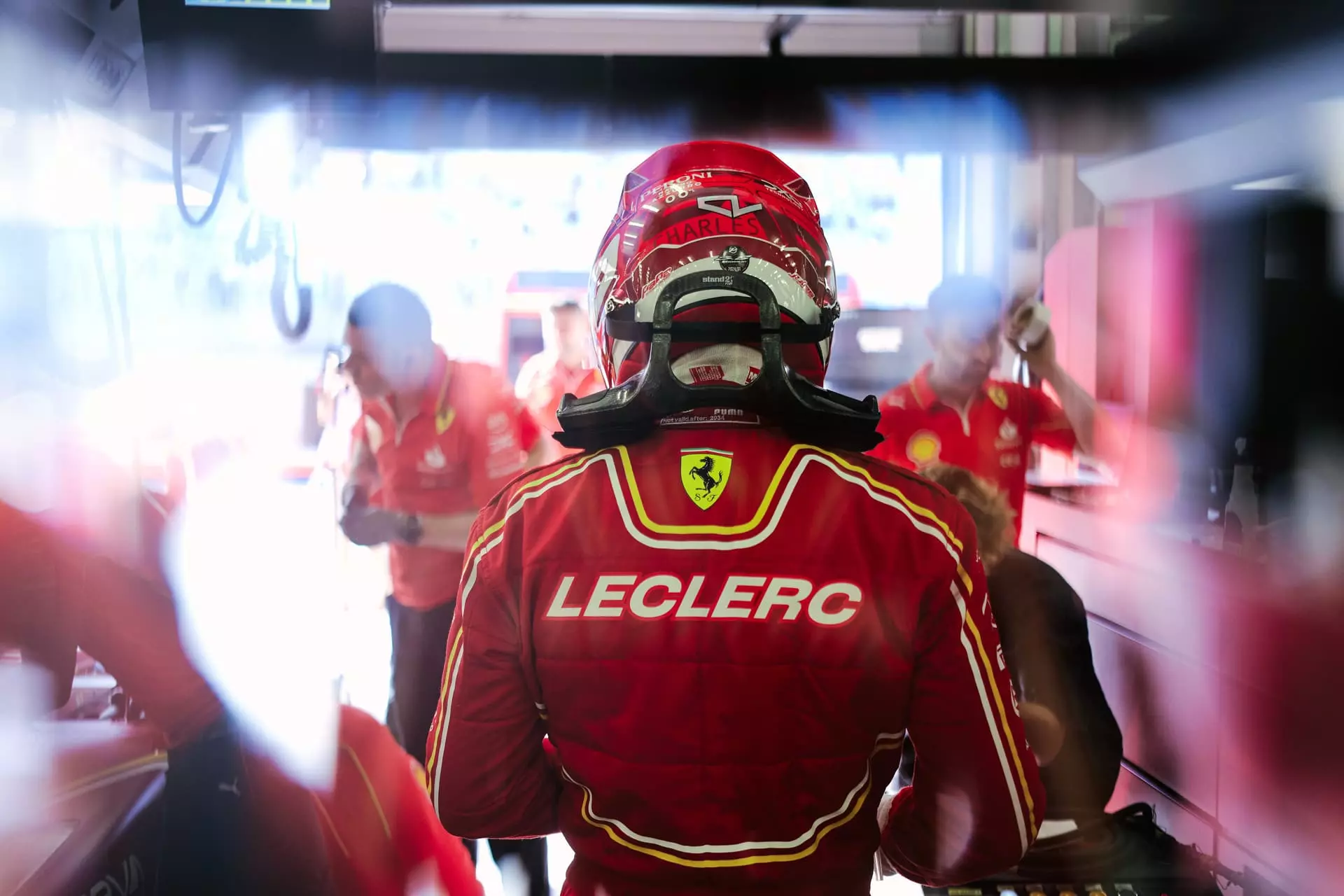 Leclerc ai box prima di scendere in pista durante i test in Bahrain