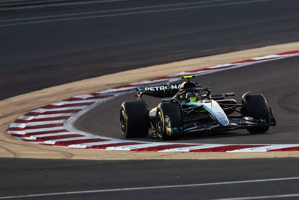 Lewis Hamilton durante il secondo giorno di test in Bahrain