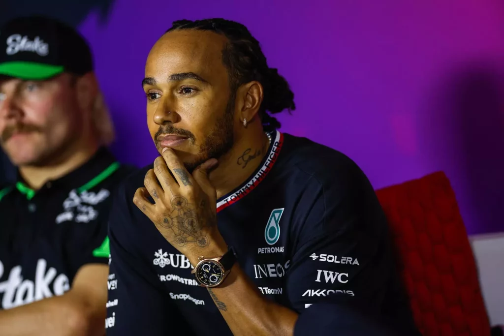 Lewis Hamilton in conferenza stampa durante i test in Bahrain