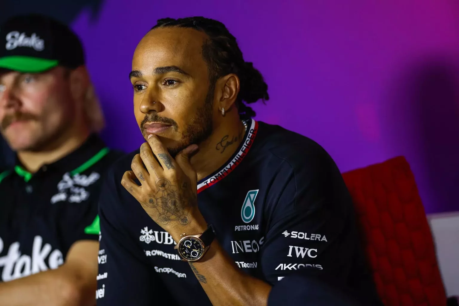 Mercedes, Hamilton: “Head to 2024. Ferrari? It's the right choice" Lewis Hamilton at a press conference during testing in Bahrain