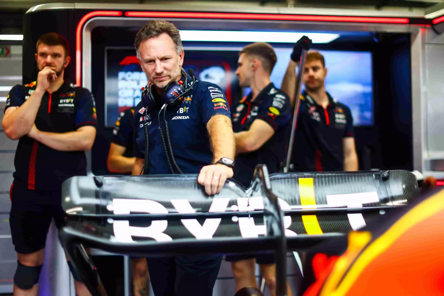 Jos Verstappen hits out at Horner: “Too many goodbyes, he pretends nothing happened” Red Bull team principal Horner looking at the RB19 in the garage during the Brazilian GP