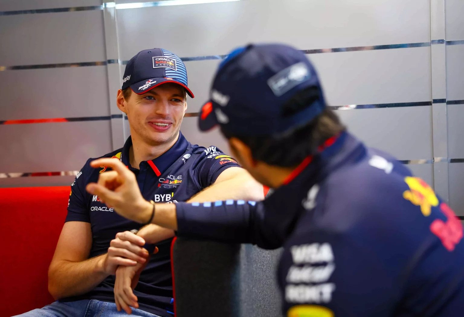 Verstappen: “RB20? Zero errori. Hamilton in Ferrari? Molto cool” Max Verstappen e Sergio Perez scherzano nel giorno di presentazione della nuova RB20