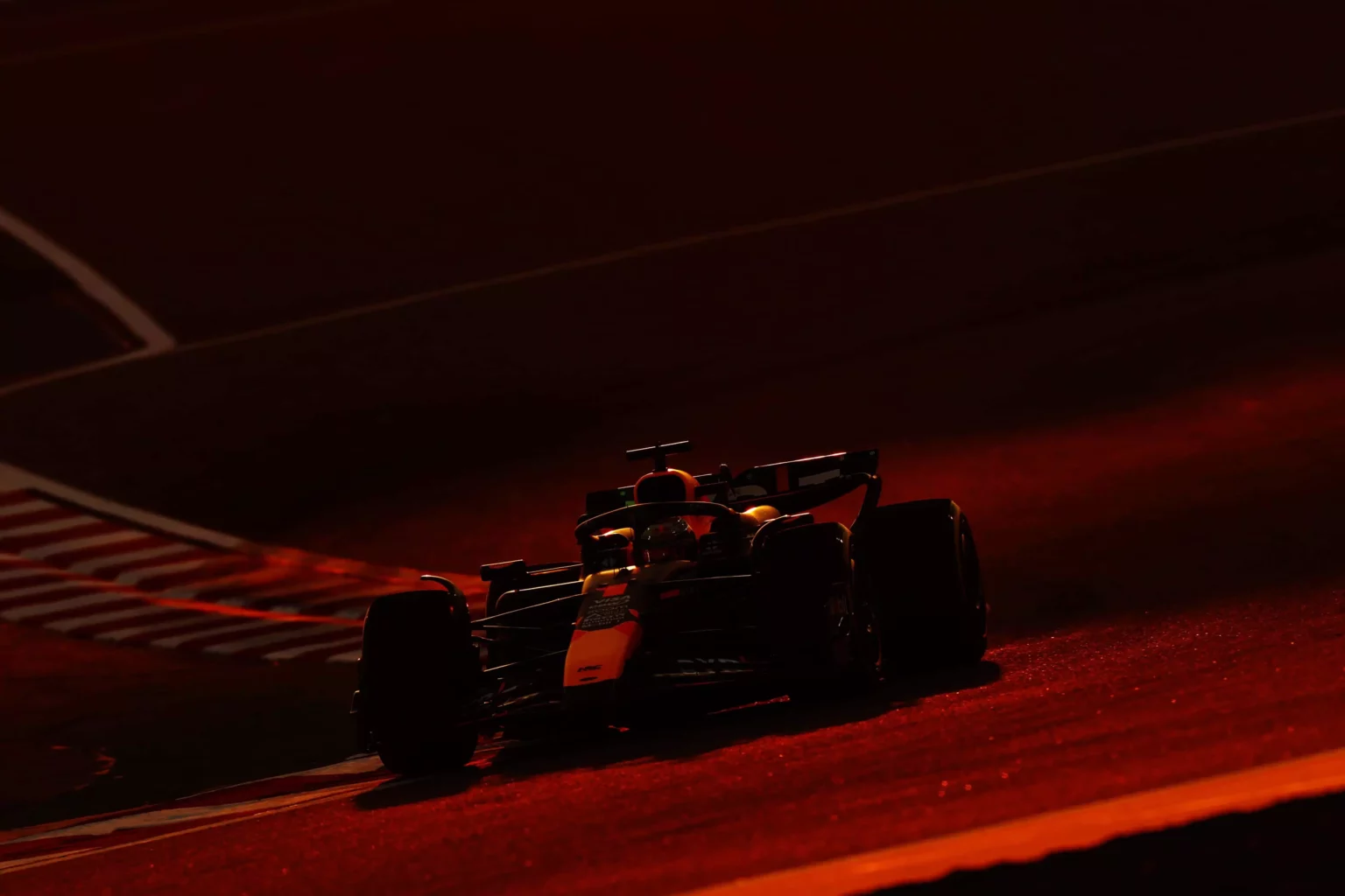 La Red Bull di Ma Verstappen in pista durante i test in Bahrain