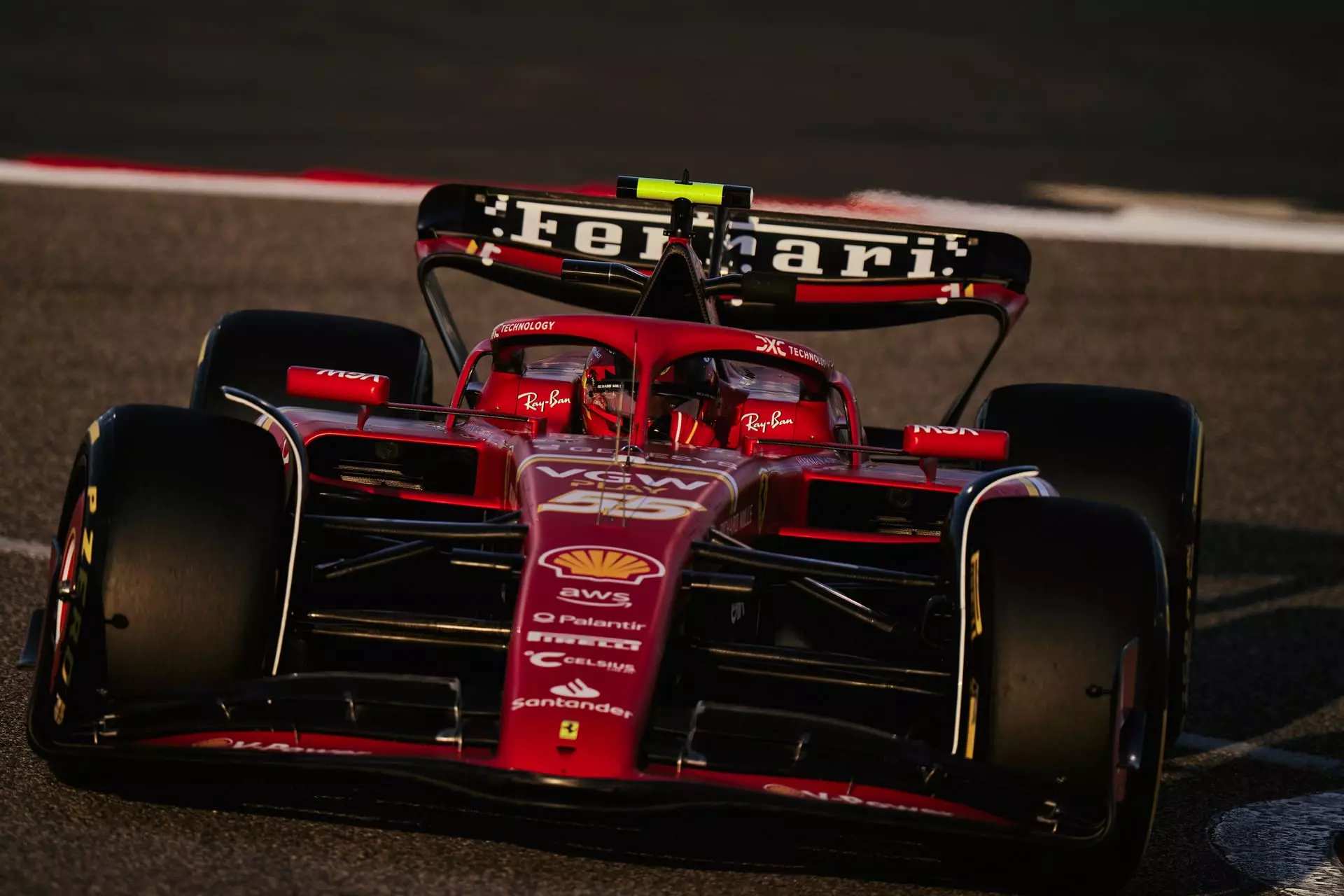 Carlos Sainz in scena in pista durante i test in Bahrain