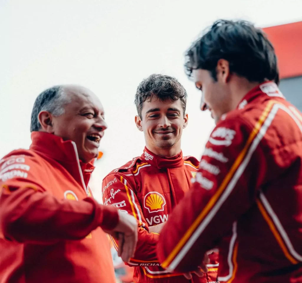 Vasseur, Sainz e Leclerc insieme durante la presentazione della SF-24