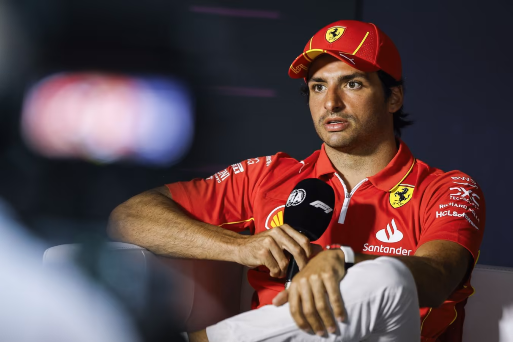 Ferrari, Sainz: “Car difficult to drive due to the wind” Carlos Sainz at the microphones during the weekend in Bahrain