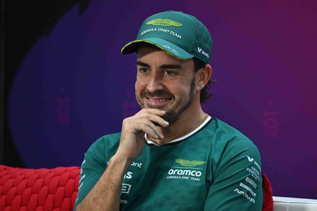 Fernando Alonso in conferenza stampa f1-alonso-futuro-red-bull-mercedes-2025