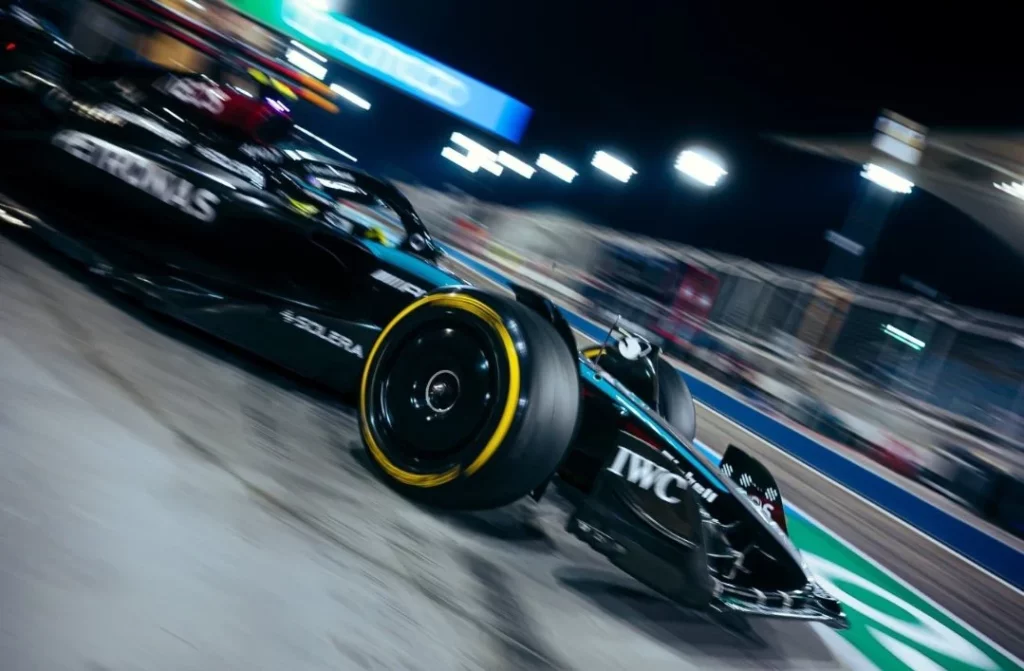 Hamilton esce dai box durante le prove libere 2 in Bahrain