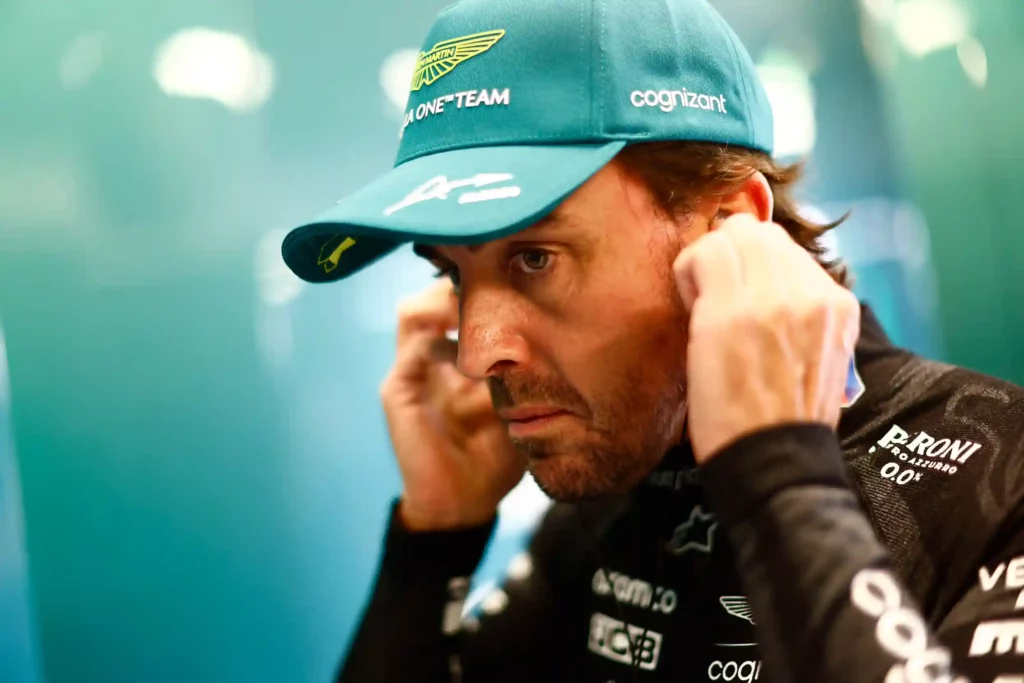 Fernando Alonso nel box Aston Martin