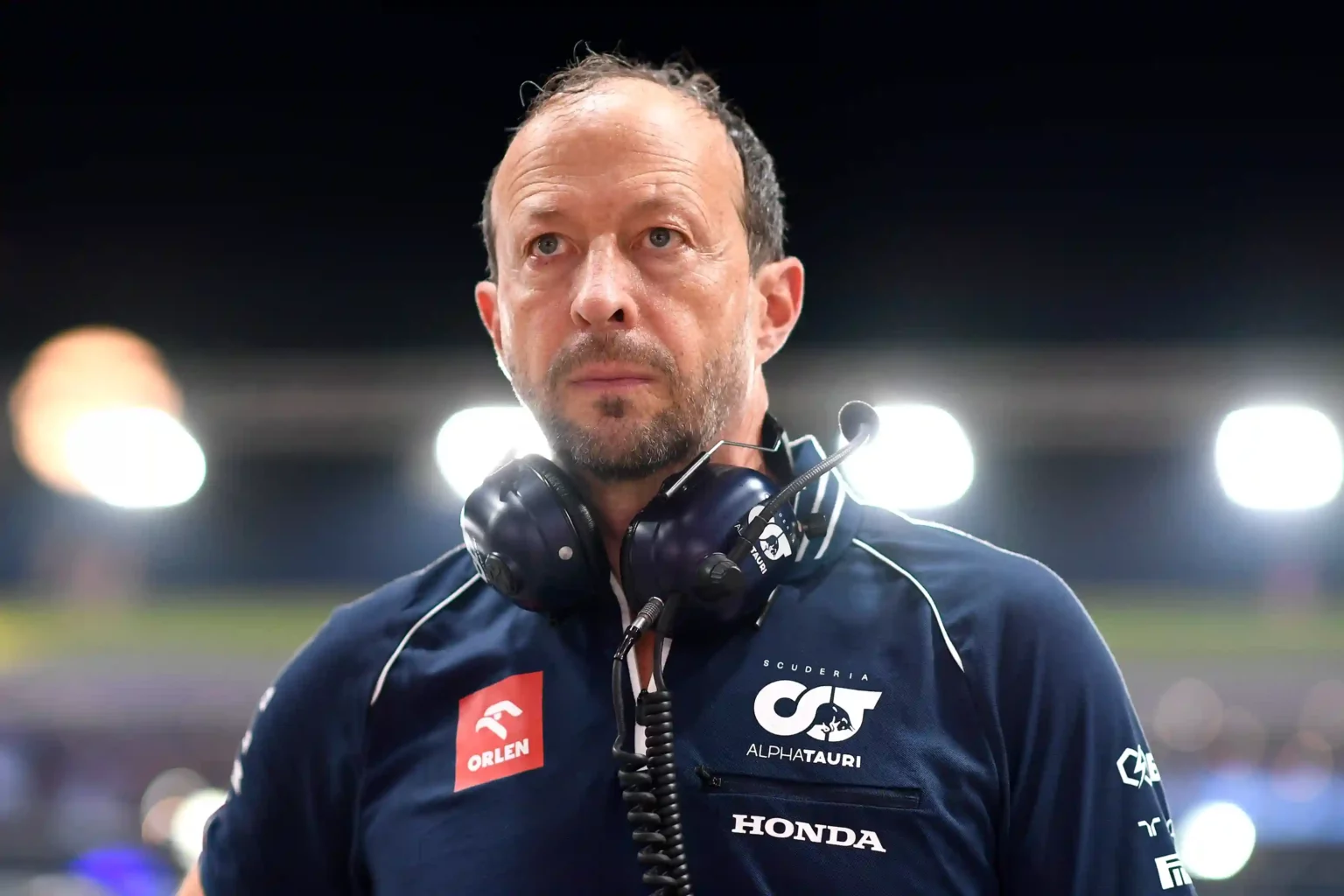 Somiglianze con Red Bull, Bayer risponde alle accuse! SINGAPORE, SINGAPORE - SEPTEMBER 16: Peter Bayer, CEO of Scuderia AlphaTauri looks on in the garage during qualifying ahead of the F1 Grand Prix of Singapore at Marina Bay Street Circuit on September 16, 2023 in Singapore, Singapore.
