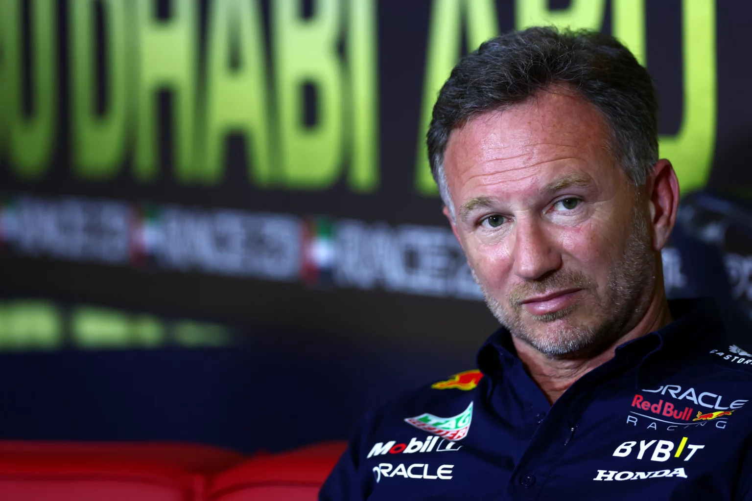 Red Bull, dietrofront su Horner: nessuna foto compromettente Horner durante la conferenza stampa di Abu Dhabi a fine 2023
