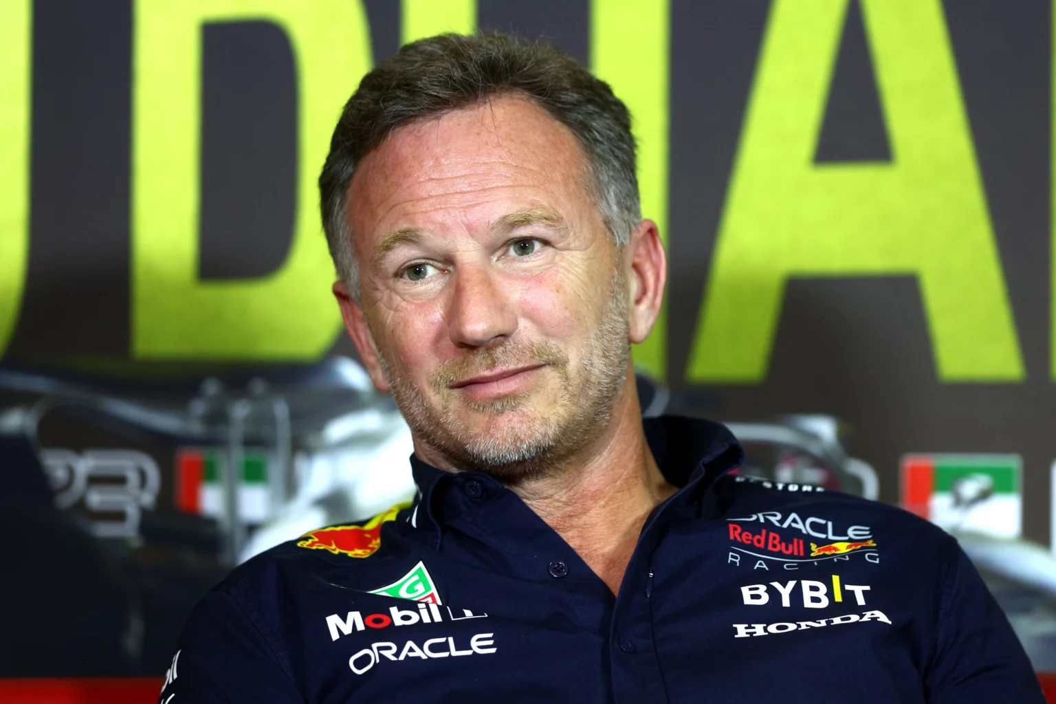 Caso Horner, arrivano novità: messaggi a sfondo sessuale e insabbiamento delle indagini Il team principal Red Bull Christian Horner nella conferenza stampa di Abu Dhabi